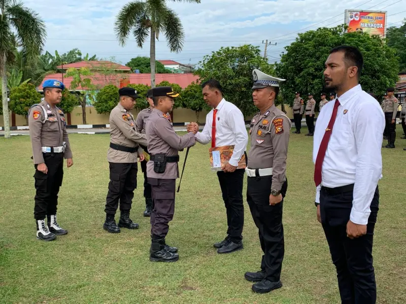 Kapolres Kampar Berikan Penghargaan Kepada Anggota Polres Kampar Berprestasi serta Berdedikasi Tinggi